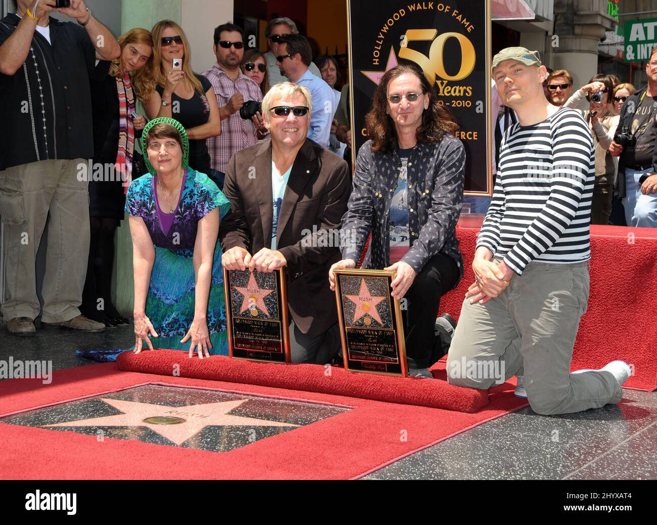 Donna Halper, Alex Lifeson, Geddy Lee et Billy Corgan sur le Hollywood Walk of Fame comme Rush sont honorés par une étoile Banque D'Images