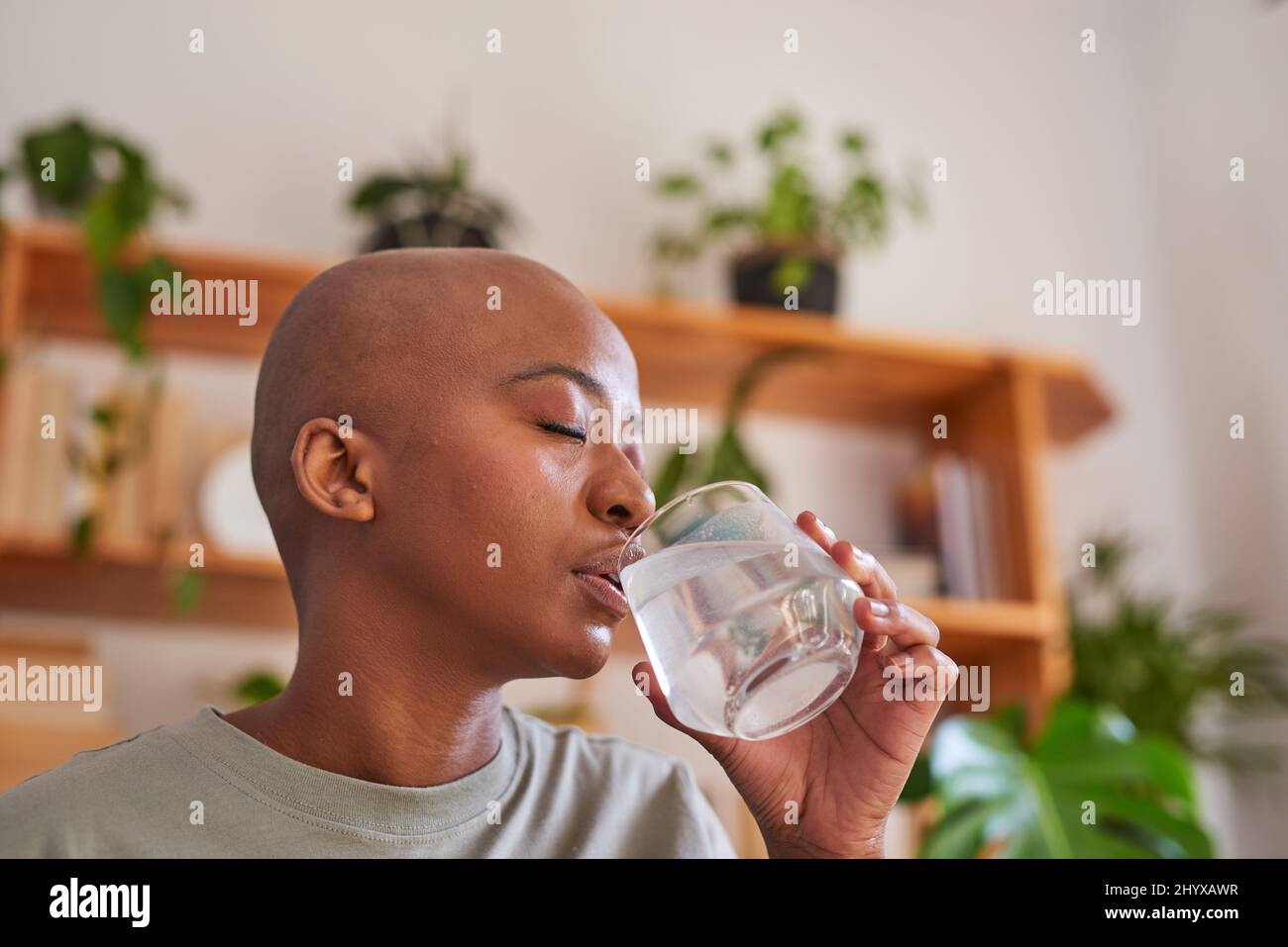 Une jeune femme sière une boisson gazeuse effervescente pour le traitement de la grippe Banque D'Images