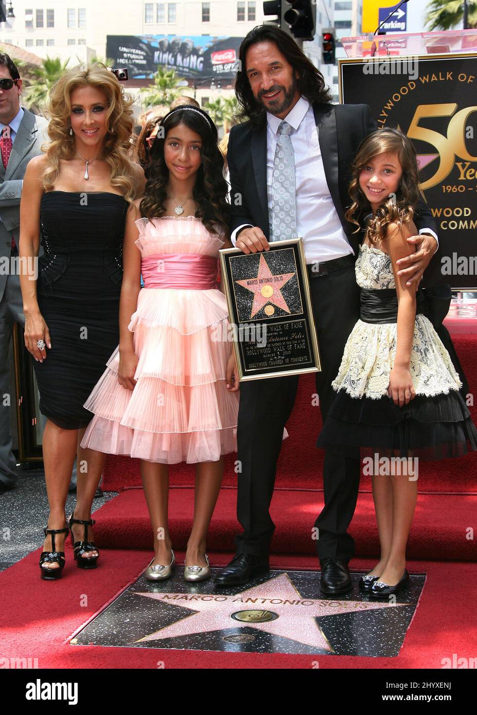Marco Antonio Solis avec sa femme et ses filles comme il est honoré avec Star sur le Hollywood Walk of Fame qui s'est tenu au 6931 Hollywood Boulevard à Hollywood, Etats-Unis. Banque D'Images