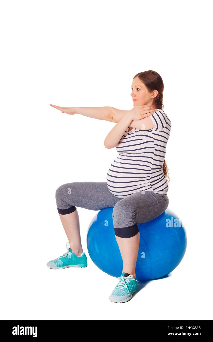 Femme enceinte faisant des exercices avec la balle d'exercice Banque D'Images