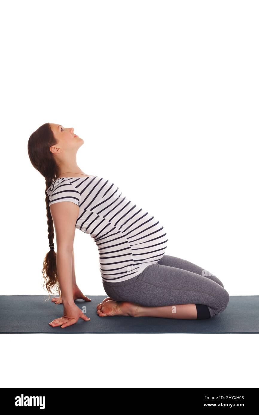 Femme enceinte faisant du yoga asana Ustrasana Banque D'Images