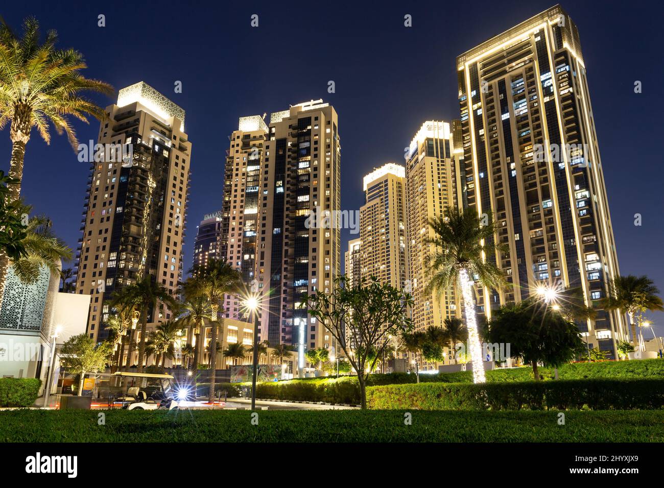 Dubaï, Émirats arabes Unis, 09.02.22. Nouvelle résidence du port de Dubai Creek avec gratte-ciels d'Emaar, illuminés la nuit avec des palmiers. Banque D'Images