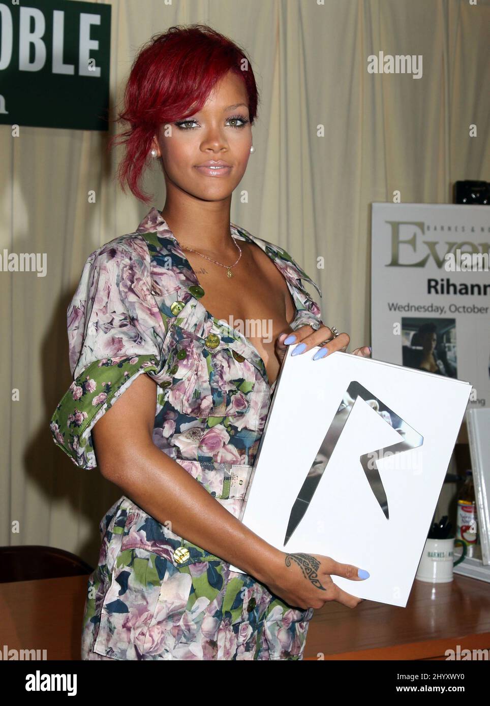 Rihanna signe des copies de son nouveau livre 'Rihanna: The Last Girl on Earth' au magasin Barnes and Noble sur 5th Avenue à New York, Etats-Unis. Banque D'Images