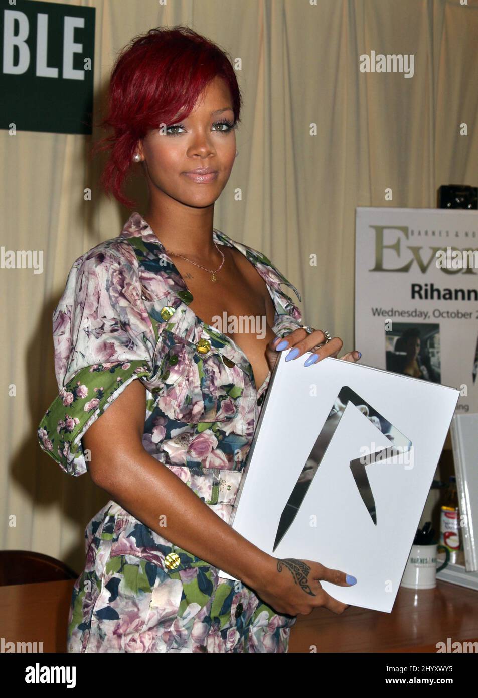 Rihanna signe des copies de son nouveau livre 'Rihanna: The Last Girl on Earth' au magasin Barnes and Noble sur 5th Avenue à New York, Etats-Unis. Banque D'Images