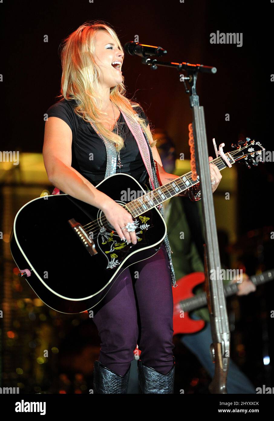 Miranda Lambert se produit lors de son Revolution Tour 2010 au stade Durham Bulls à Durham, en Caroline du Nord. Banque D'Images