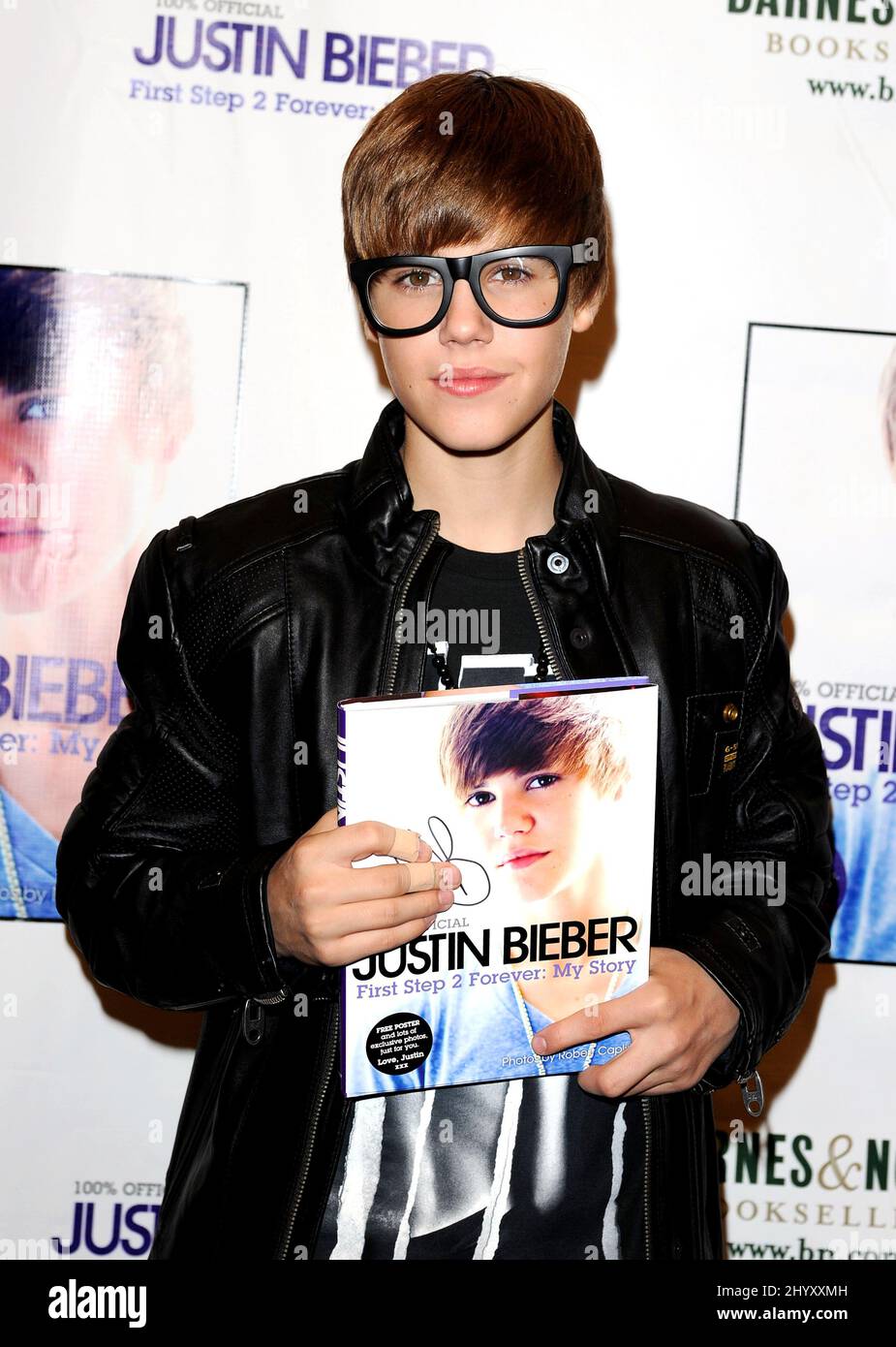 Justin Bieber à la signature du livre « Justin Bieber: First Step 2 Forever: My Story » à Barnes & Noble au Grove le 31 octobre 2010 à Los Angeles, Californie. Banque D'Images