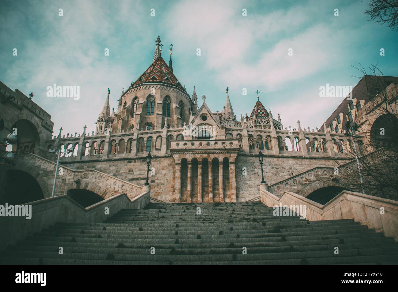 Belle vue sur l'église historique de l'Assomption du château de Buda à Budapest, Hongrie Banque D'Images