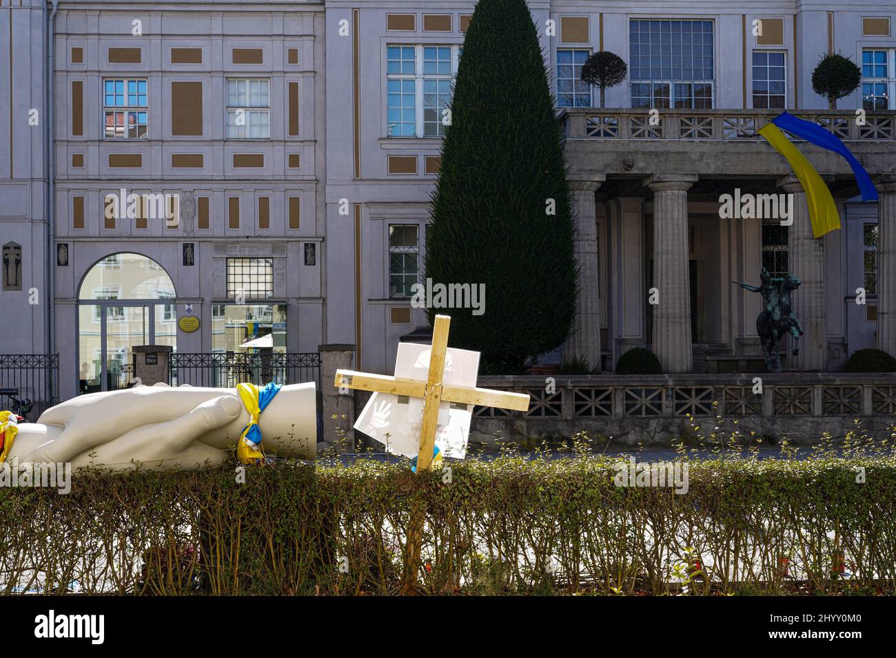 Vue sur la villa du musée coincée à Munich. Des drapeaux ukrainiens y sont suspendus. Au premier plan, des signes de protestation contre la guerre russe en Ukraine. Banque D'Images