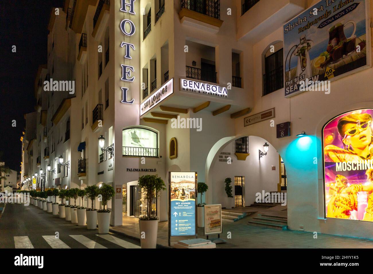 Belles rues de Puerto Banus la nuit. Hôtel Benabola avec magasin Moschino. Photographie de nuit dans le quartier le plus cher et le plus luxueux de Marbella Banque D'Images