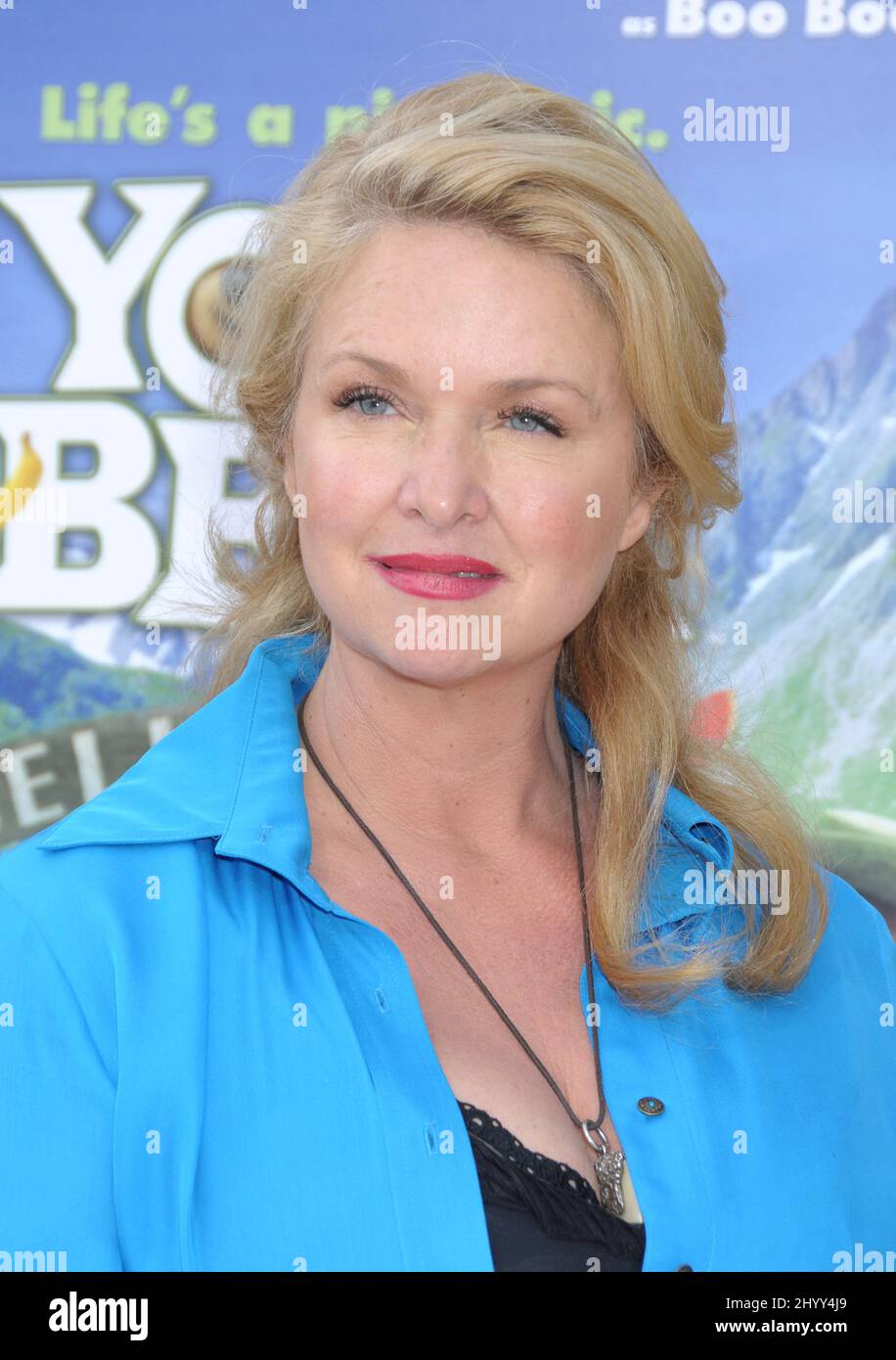 Donna Dixon lors de la première « Yogi Bear » au Mann Village Theatre de Los Angeles. Banque D'Images