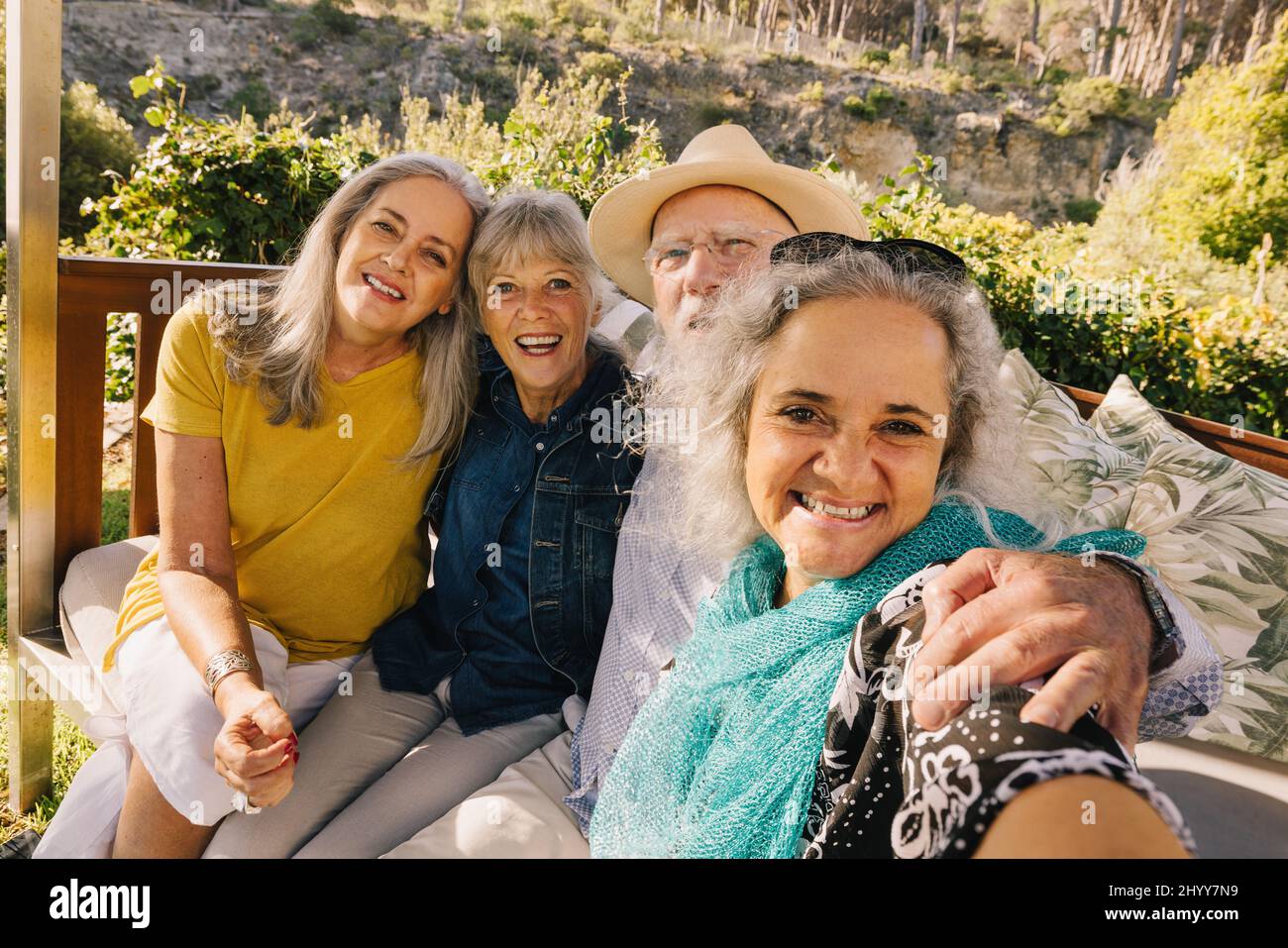 Des amis âgés heureux prenant un selfie ensemble pendant les vacances. Personnes âgées gaies profitant d'une escapade d'un week-end dans un spa. Groupe de ci senior Banque D'Images