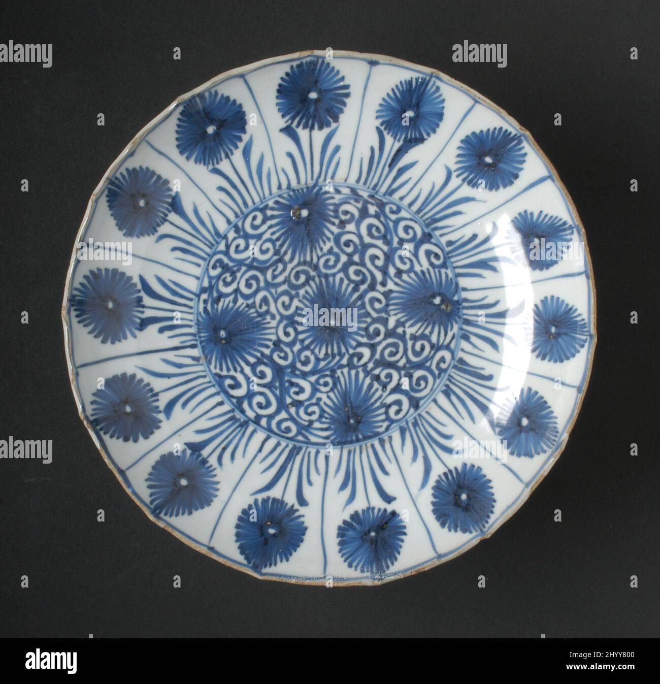 Plaque. Chine, dynastie Qing, période Kangxi, 1662-1722. Ameublement; service de chambre. Porcelaine avec décoration peinte en bleu sous-brillant Banque D'Images