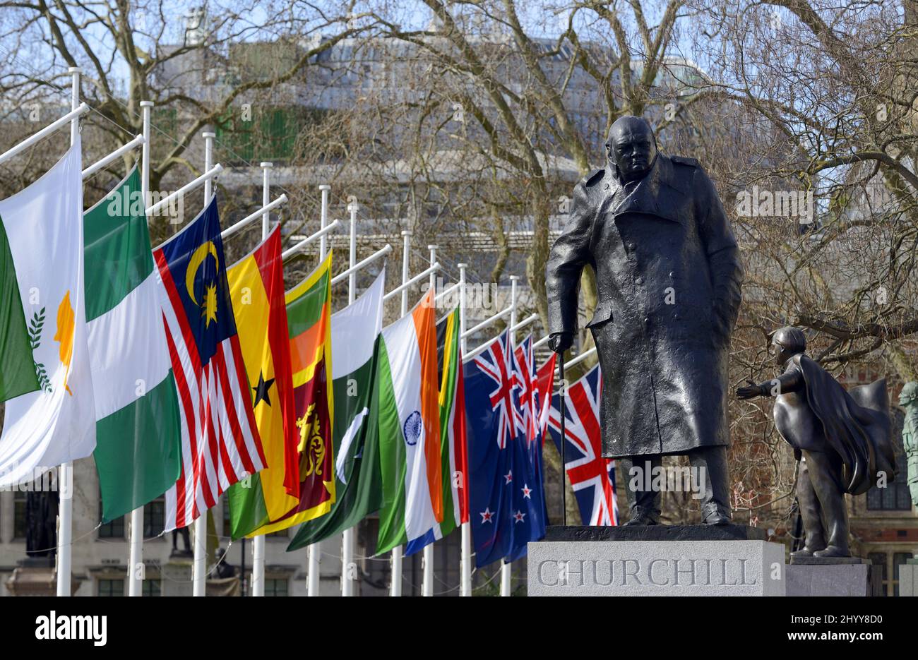 Londres, Angleterre, Royaume-Uni. Drapeaux des pays du Commonwealth autour de la place du Parlement pour marquer le jour du Commonwealth 14th mars 2022 - statues de Churchill et de lloy Banque D'Images