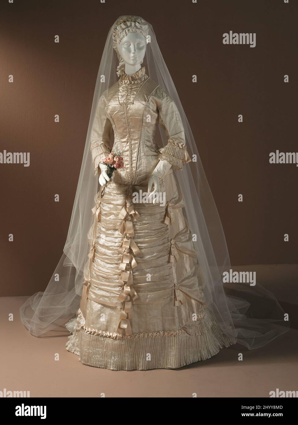 Robe de femme (mariage). États-Unis, vers 1878. Costumes; ensembles. Satin de soie Banque D'Images