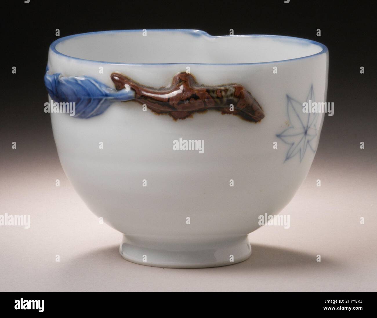 Bol en forme de pêche, décor feuille d'érable. Japon, 19th siècle. Céramique. Matériel Hirado Mikawachi, porcelaine avec glaçures blanches et brunes, bleu sous-glaçure Banque D'Images