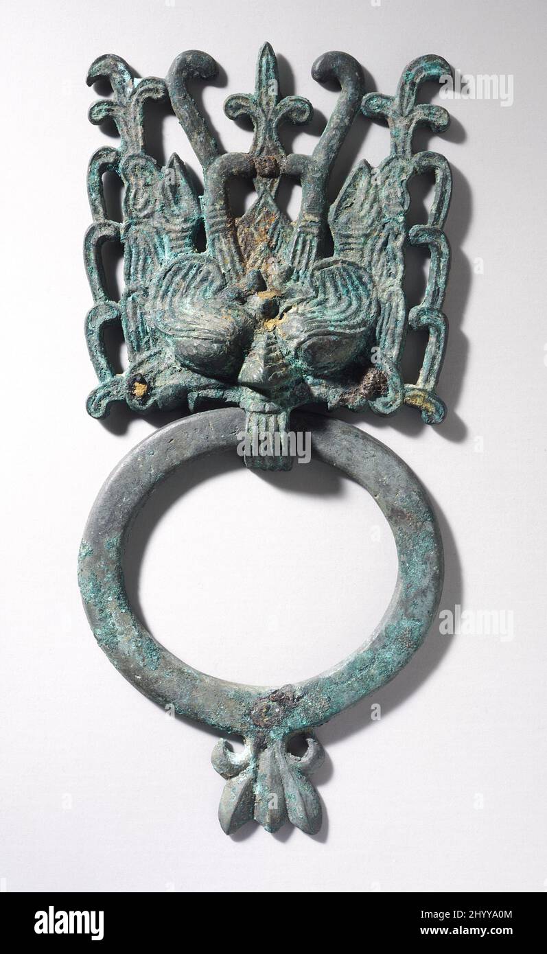 Supports de masque (Huan) avec poignées en anneau. Chine, période des six dynasties, 317-581. Bijoux et accessoires; masques. Bronze moulé Banque D'Images