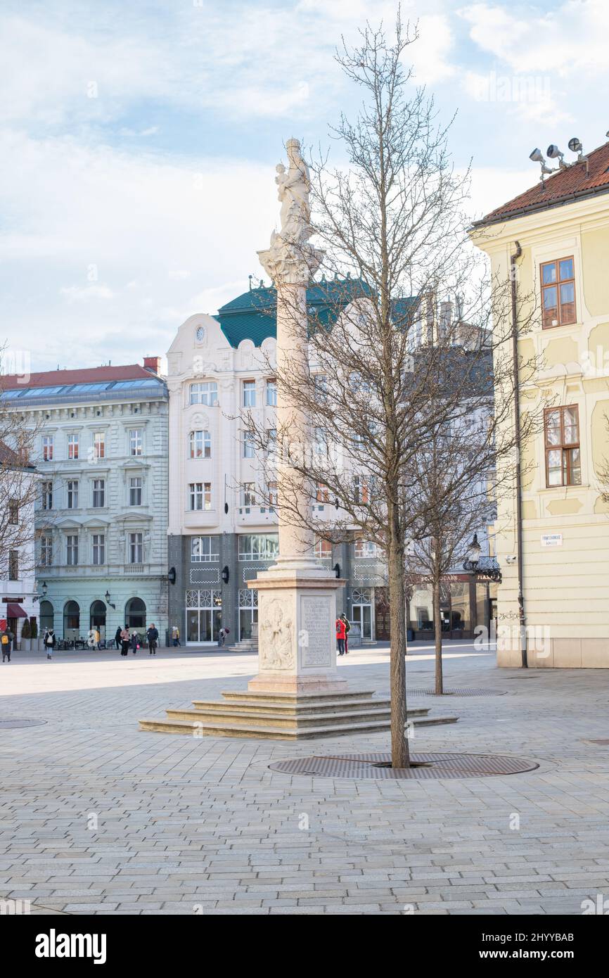Place principale de Bratislava (Hlavne Namestie) pendant la journée du mois de mars Banque D'Images