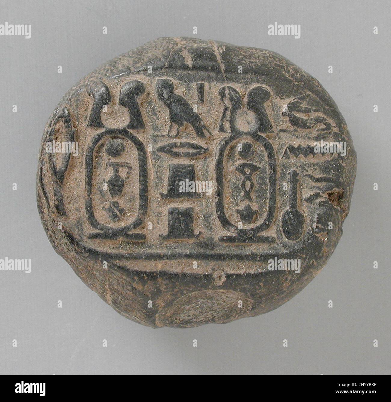 Impression de sceau d'un officiel de la dynastie de 26th. Égypte, période tardive, dynastie 26th, règnes de Psamtik I (664 - 610 BCE) et d'Amase (569 - 526 BCE). Outils et équipement; joints. Argile semi-cuite de couleur grise Banque D'Images