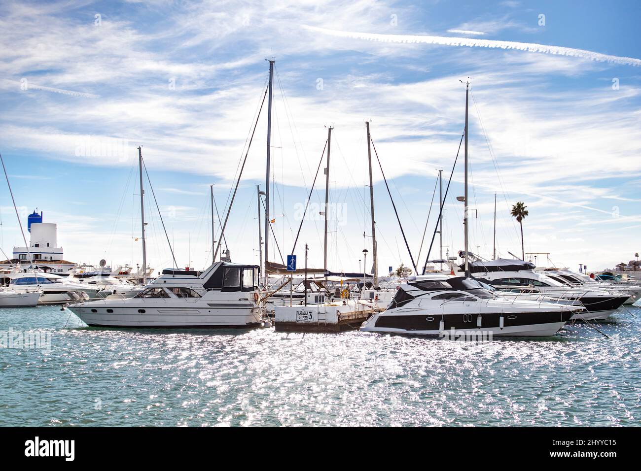 Belle vue panoramique sur 'Puerto de la Duquesa'. Yachts et bateaux amarrés dans le port. Urbanisation d'appartements de luxe et restaurants. Banque D'Images