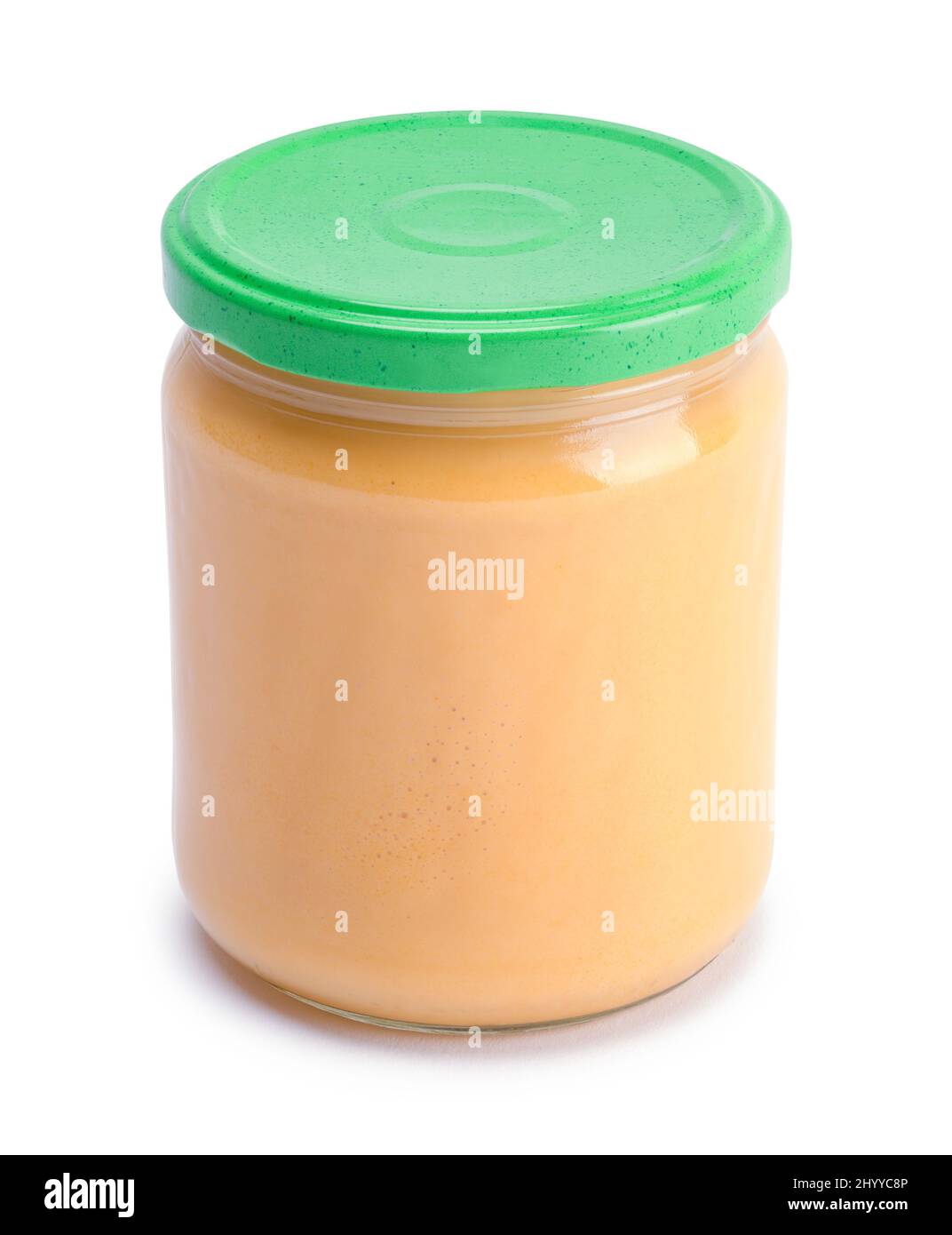 Pot en verre de sauce au fromage Nacho, découpé sur blanc. Banque D'Images