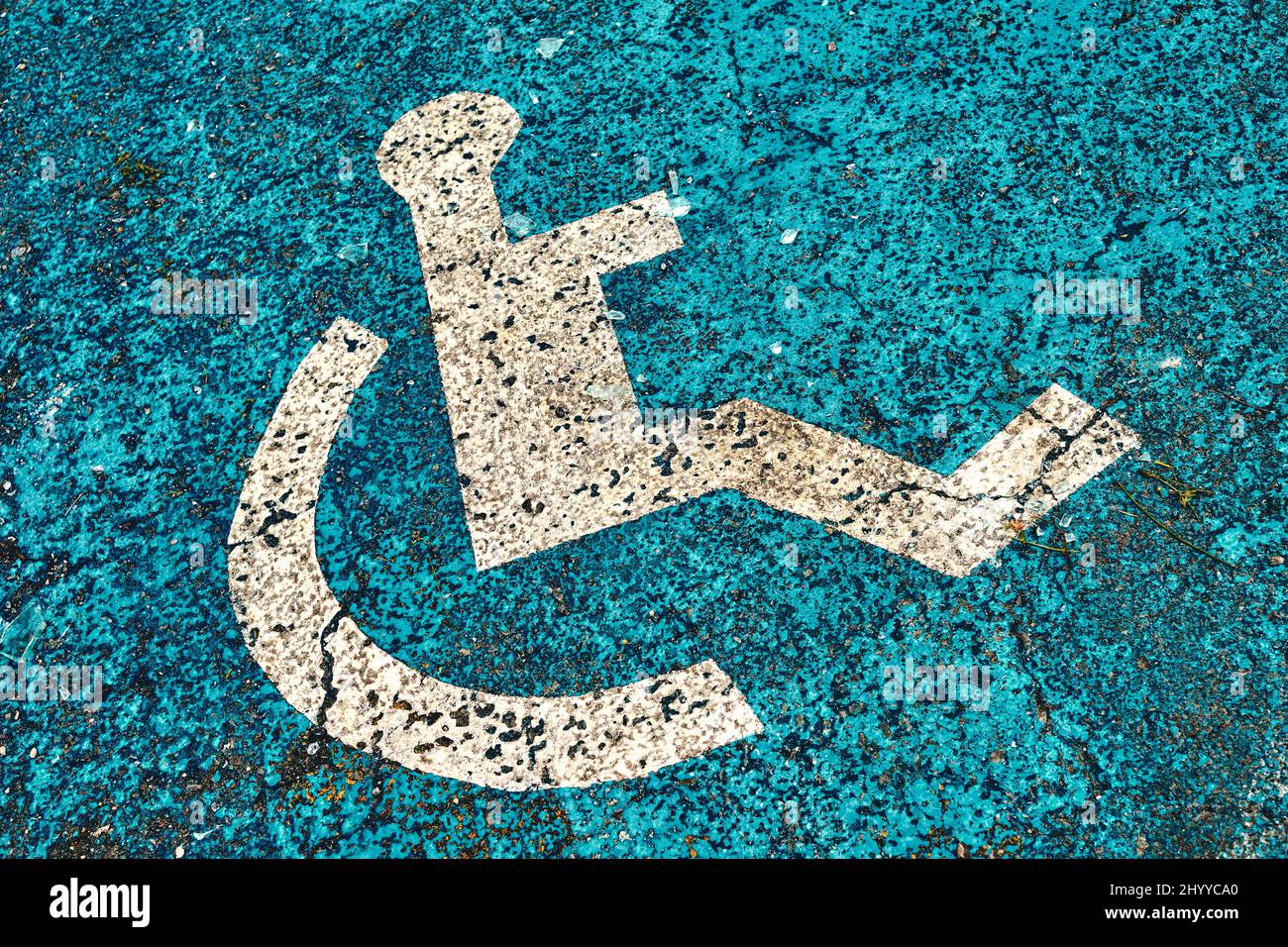 panneau de voie pour fauteuil roulant peint au sol dans une place de stationnement pour personnes à mobilité réduite. Banque D'Images