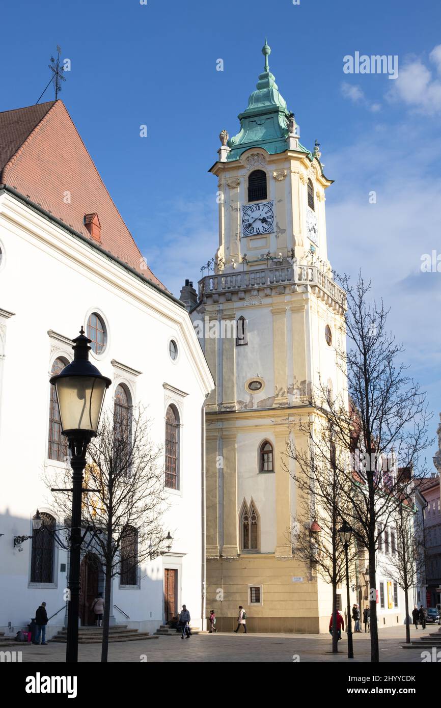 Place principale de Bratislava (Hlavne Namestie) pendant la journée du mois de mars Banque D'Images