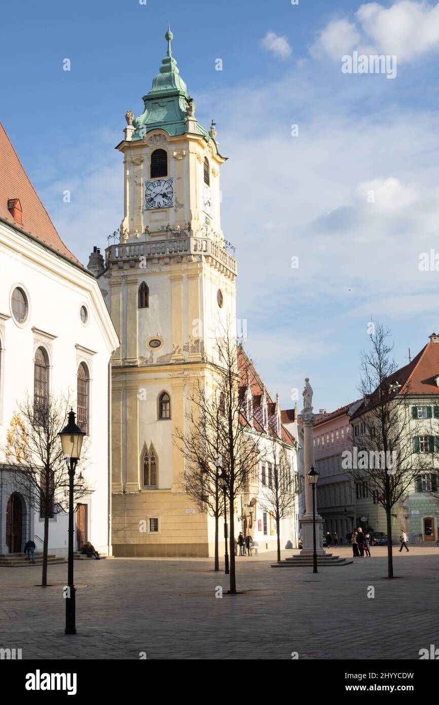 Place principale de Bratislava (Hlavne Namestie) pendant la journée du mois de mars Banque D'Images