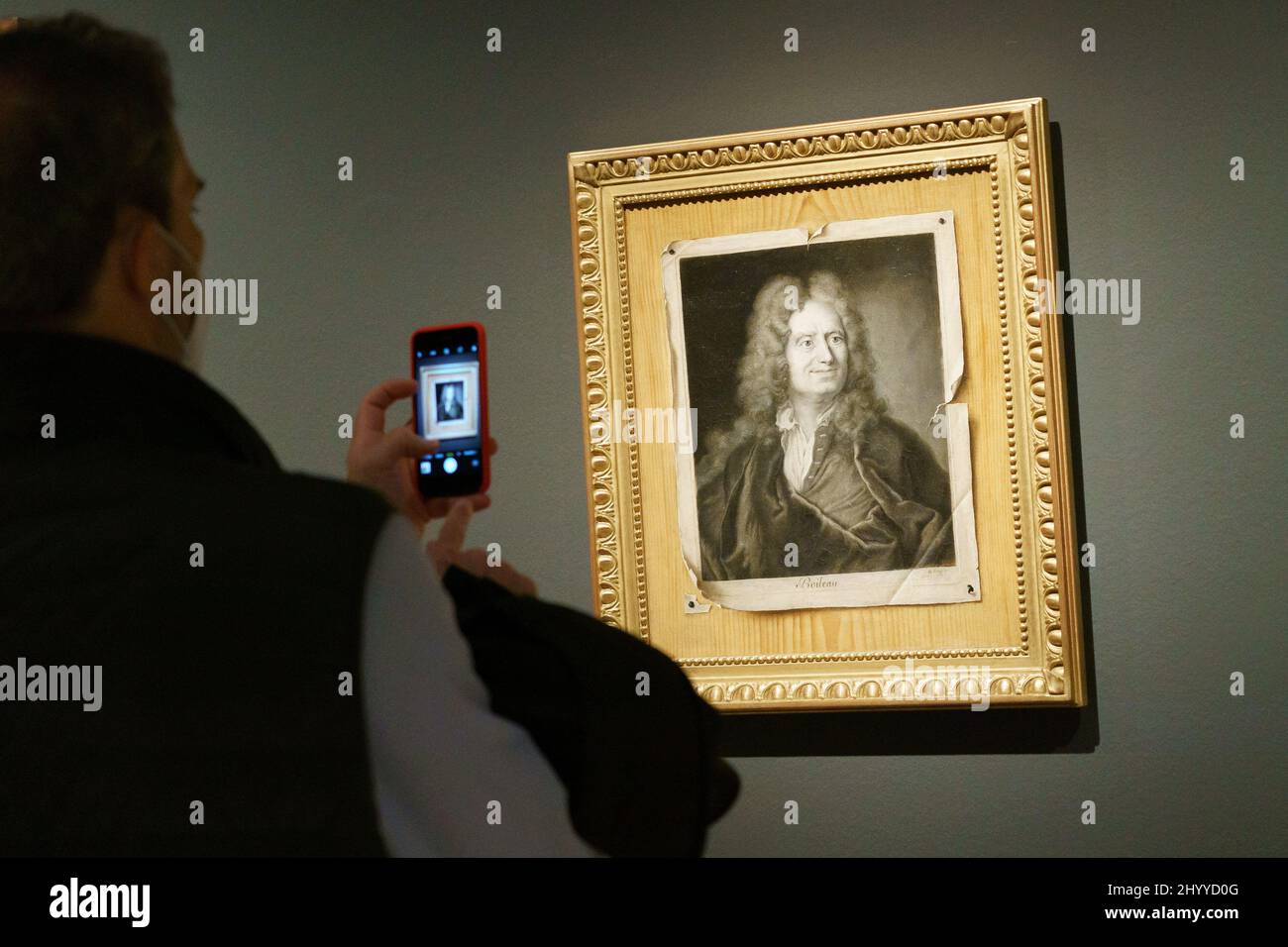 Madrid, Espagne. 15th mars 2022. Un homme photographie l'œuvre 'Portrait de Nicolas Boileau' qui fait partie de l'exposition 'Hyperreal. L'art de la trompe l'oeil, un échantillon qui passe en revue ce genre particulier d'une centaine d'œuvres, qui peut être visité du 16 mars au 22 mai 2022, au Musée Thyssen à Madrid. (Photo par Atilano Garcia/SOPA Images/Sipa USA) crédit: SIPA USA/Alay Live News Banque D'Images