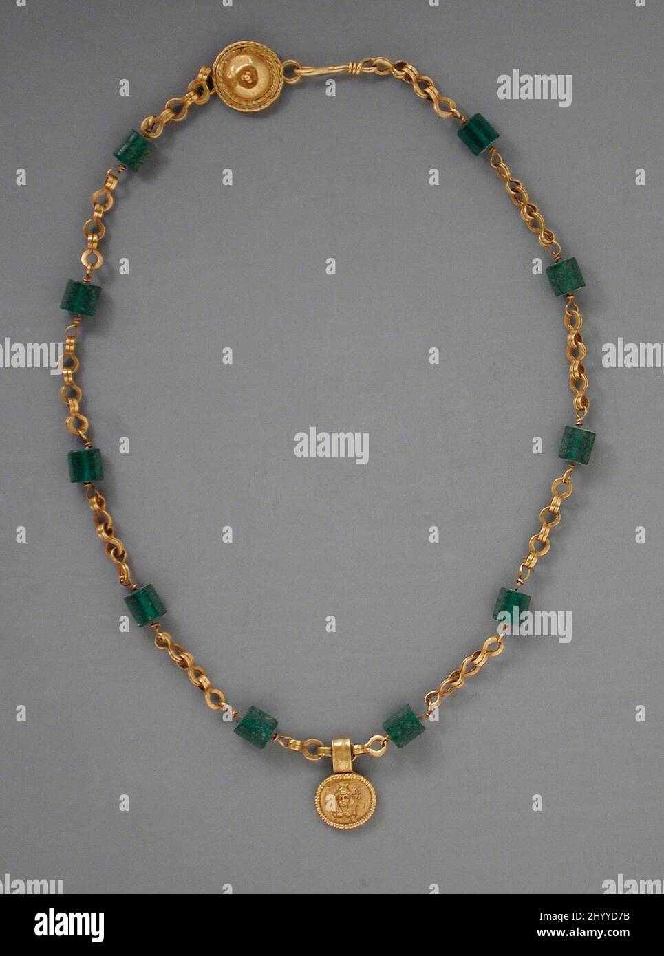 Collier doré avec médaillon représentant une déesse. Égypte, période romaine (30 BCE - 300 ce). Bijoux et accessoires. Or, verre vert Banque D'Images