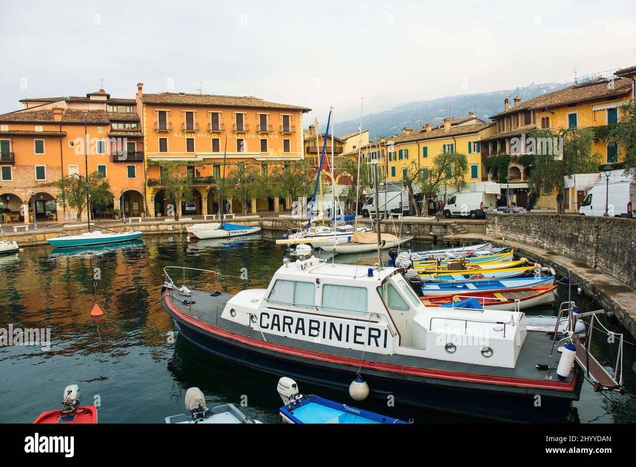 Torri del Benaco, Italie - décembre 27th 2021. Le front de mer de Torri del Benaco au lac de Garde, dans la province de Vérone, en Vénétie, au nord-est de l'Italie Banque D'Images