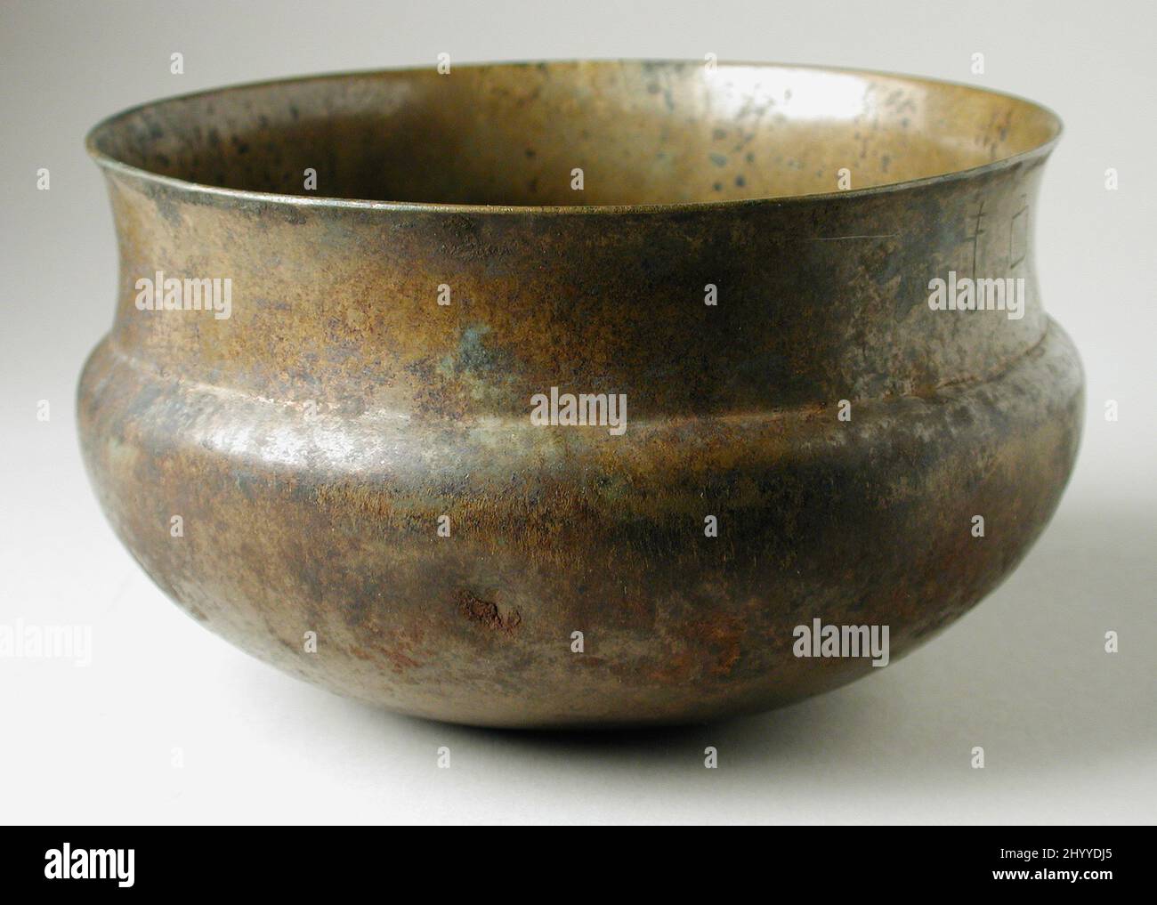 Bol avec rebord haut. Égypte, période tardive - période romaine (711 BCE - 100 ce). Ameublement; service de chambre. Bronze Banque D'Images
