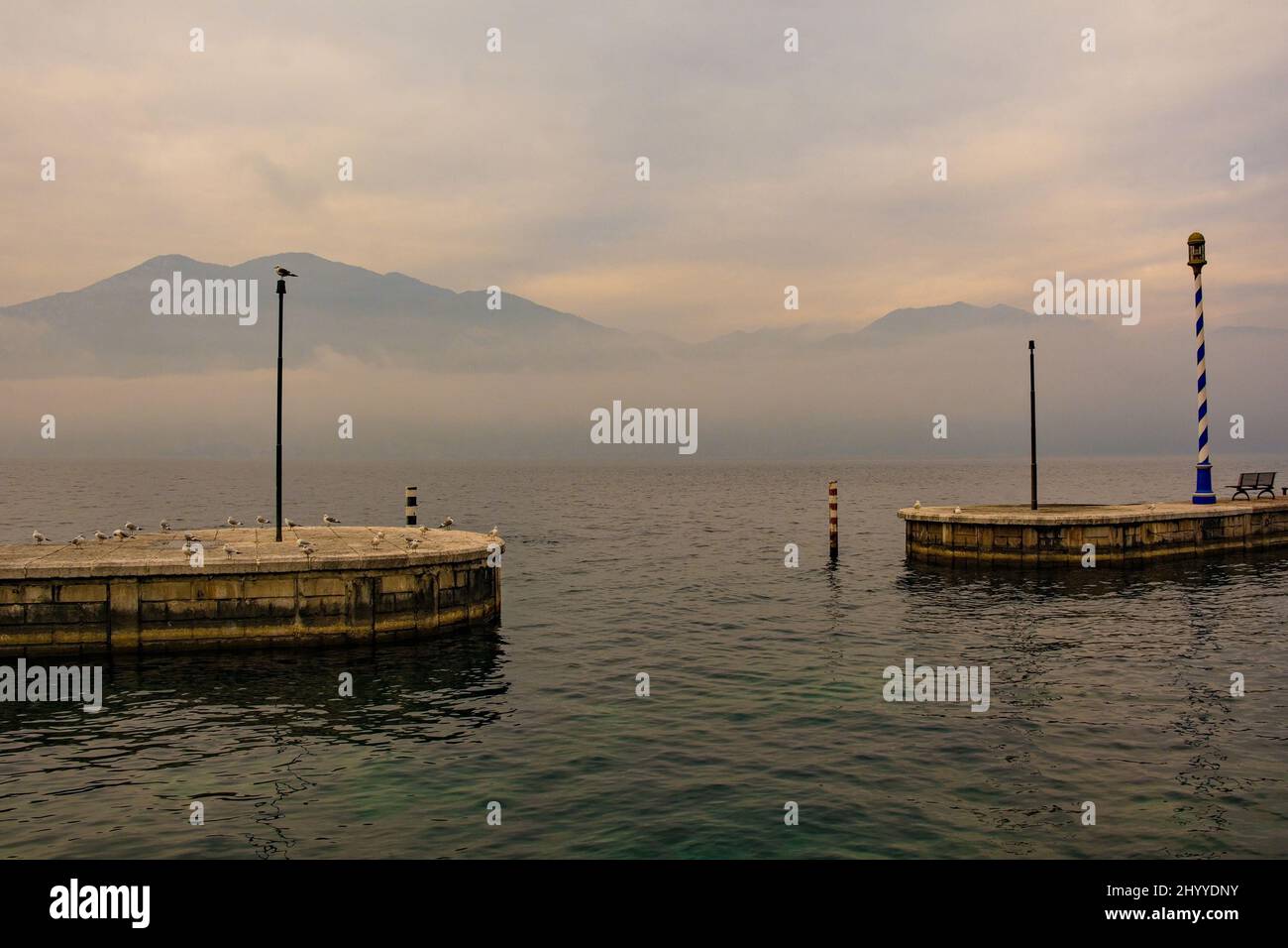 Hivernent au lac de Garde, vu de Castelletto di Brenzone dans la province de Vérone, en Vénétie, au nord-est de l'Italie Banque D'Images