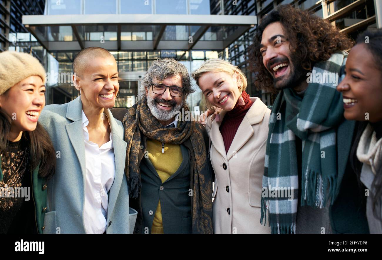 Travail d'équipe en plein air. Heureux divers gens souriant ensemble. Hommes et femmes célèbrent ensemble le succès de l'entreprise au travail. Banque D'Images