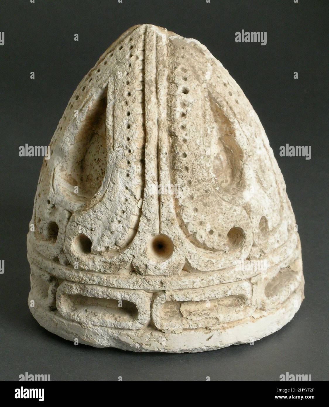 Bosse ou Finial. Égypte, 9th siècle. Stuc. Stuc, sculpté et percé Banque D'Images