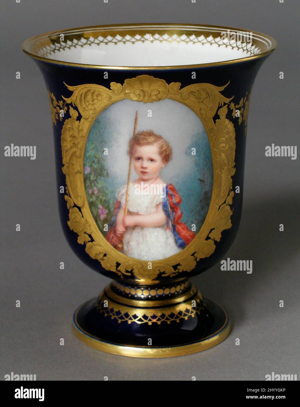 Tasse à chocolat et soucoupe « Prince Imperial ». Manufacture royale de porcelaine (France, Sèvres, 1738-aujourd'hui). France, Sèvres, 1858. Ameublement; service de chambre. Porcelaine, peinte et dorée Banque D'Images