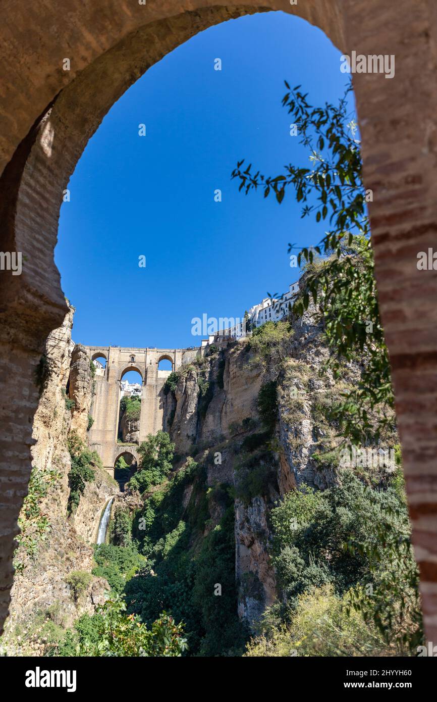 Belle ville de Ronda située dans la province de Malaga. Vue sur le 'Puente Nuevo', le plus récent et le plus grand des trois ponts qui couvraient les 120 mètres- Banque D'Images