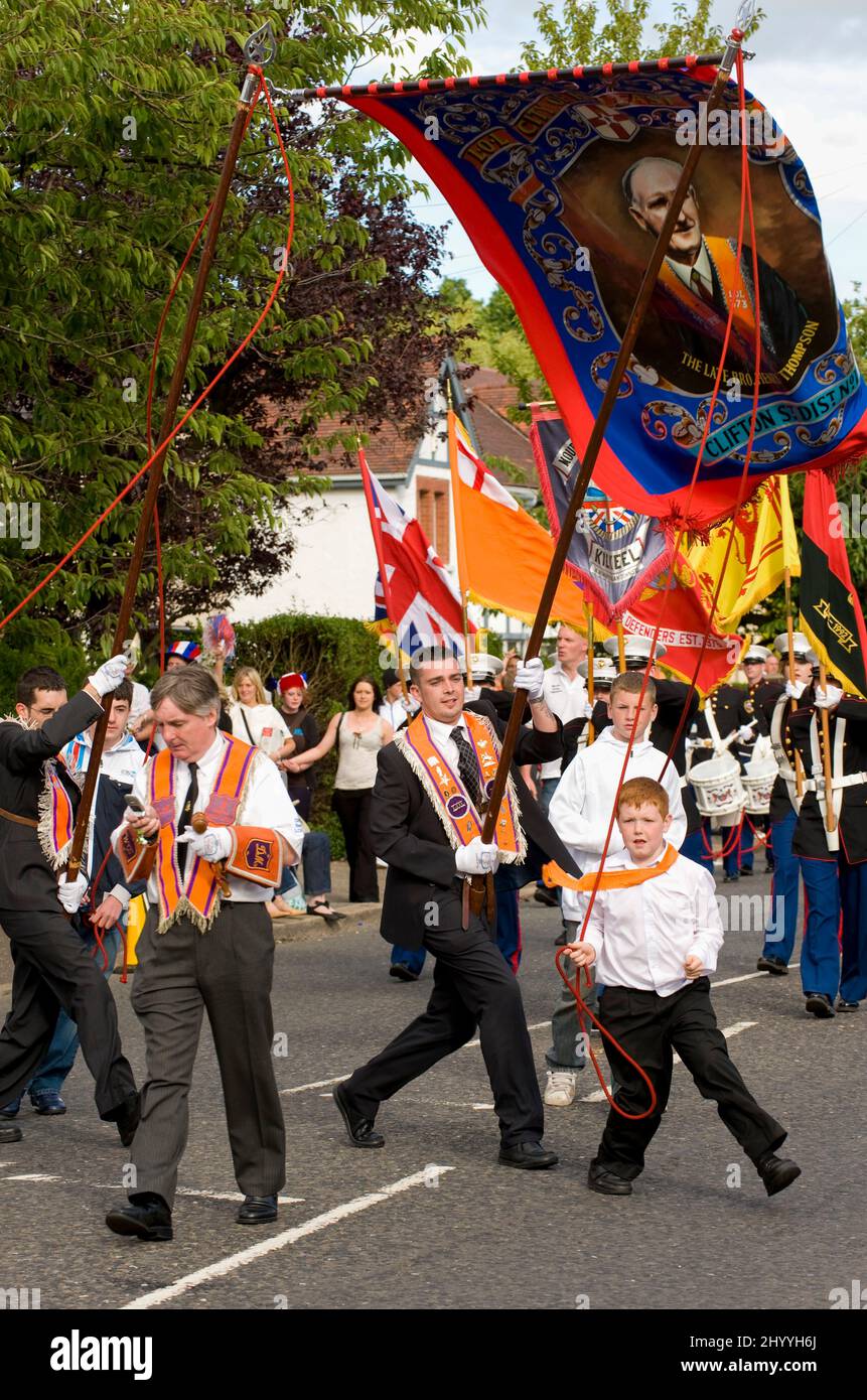 Orangemen marchant sur leur défilé du 12th juillet, Belfast, Irlande du Nord Banque D'Images