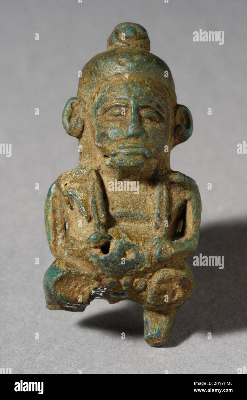 Amulette d'un faucon composite et figure de nain humain surmontée d'une carafe de scarib. Égypte, période tardive - période de Ptolemaic (724 - 31 BCE). Bijoux et accessoires; amulettes. Bleu de foi Banque D'Images