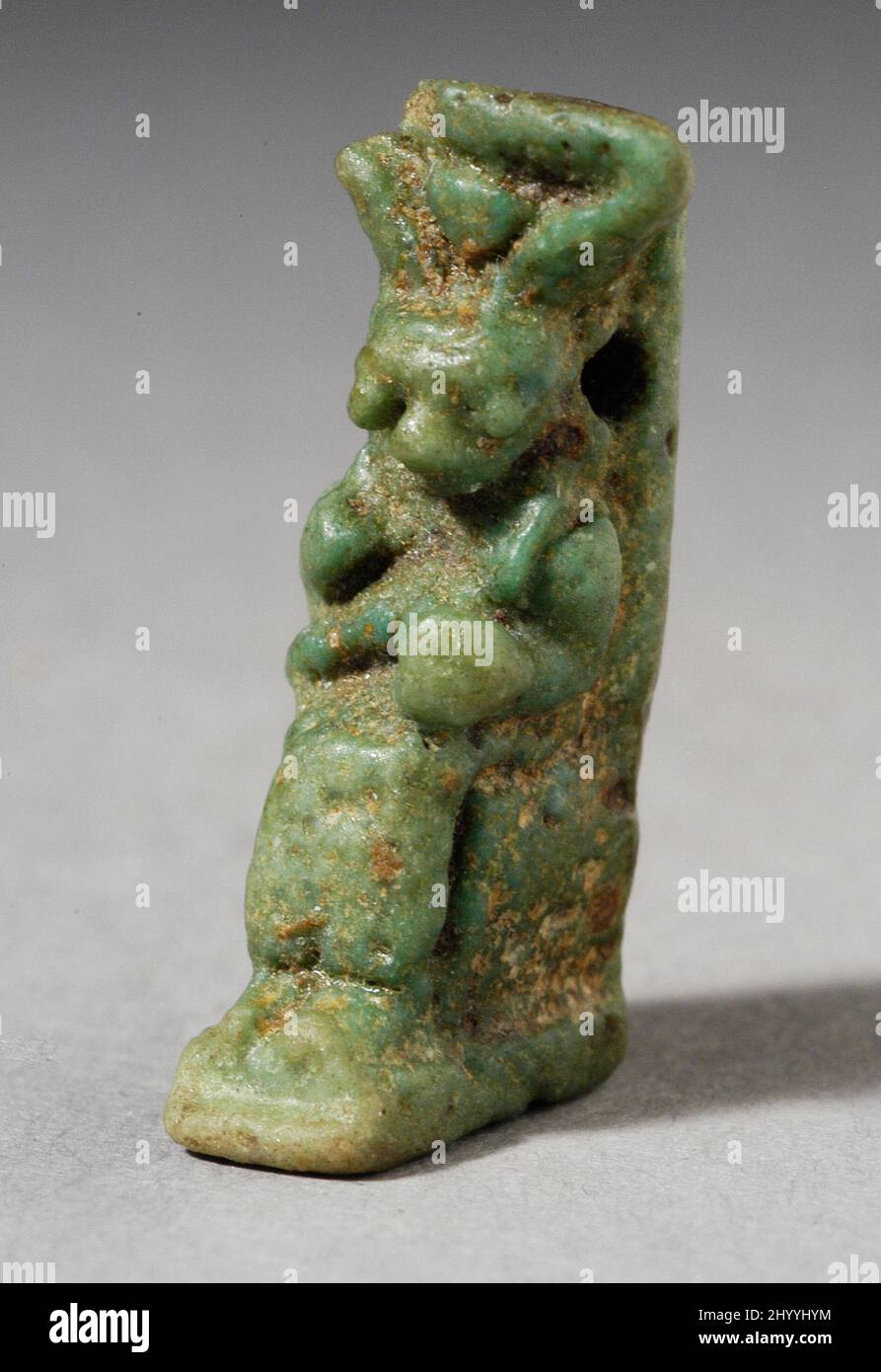 Amulet d'une Déesse assise. Égypte, période tardive - période de Ptolemaic (724 - 31 BCE). Bijoux et accessoires; amulettes. Fées, verglas vert Banque D'Images