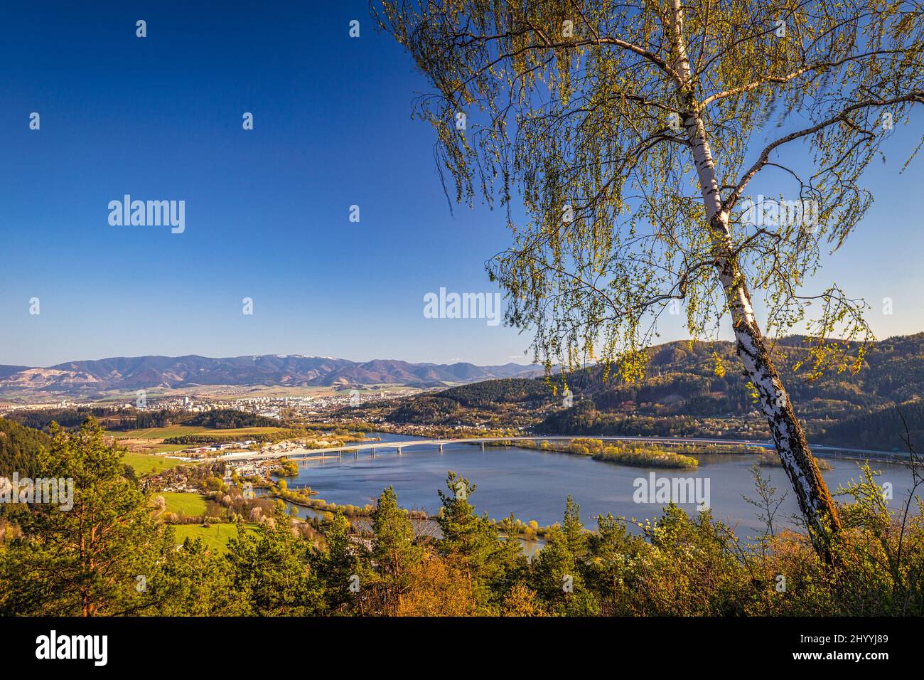 Vue de dessus du bassin de Zilina et du barrage de Hricov sur le fleuve Vah, Slovaquie, Europe. Banque D'Images