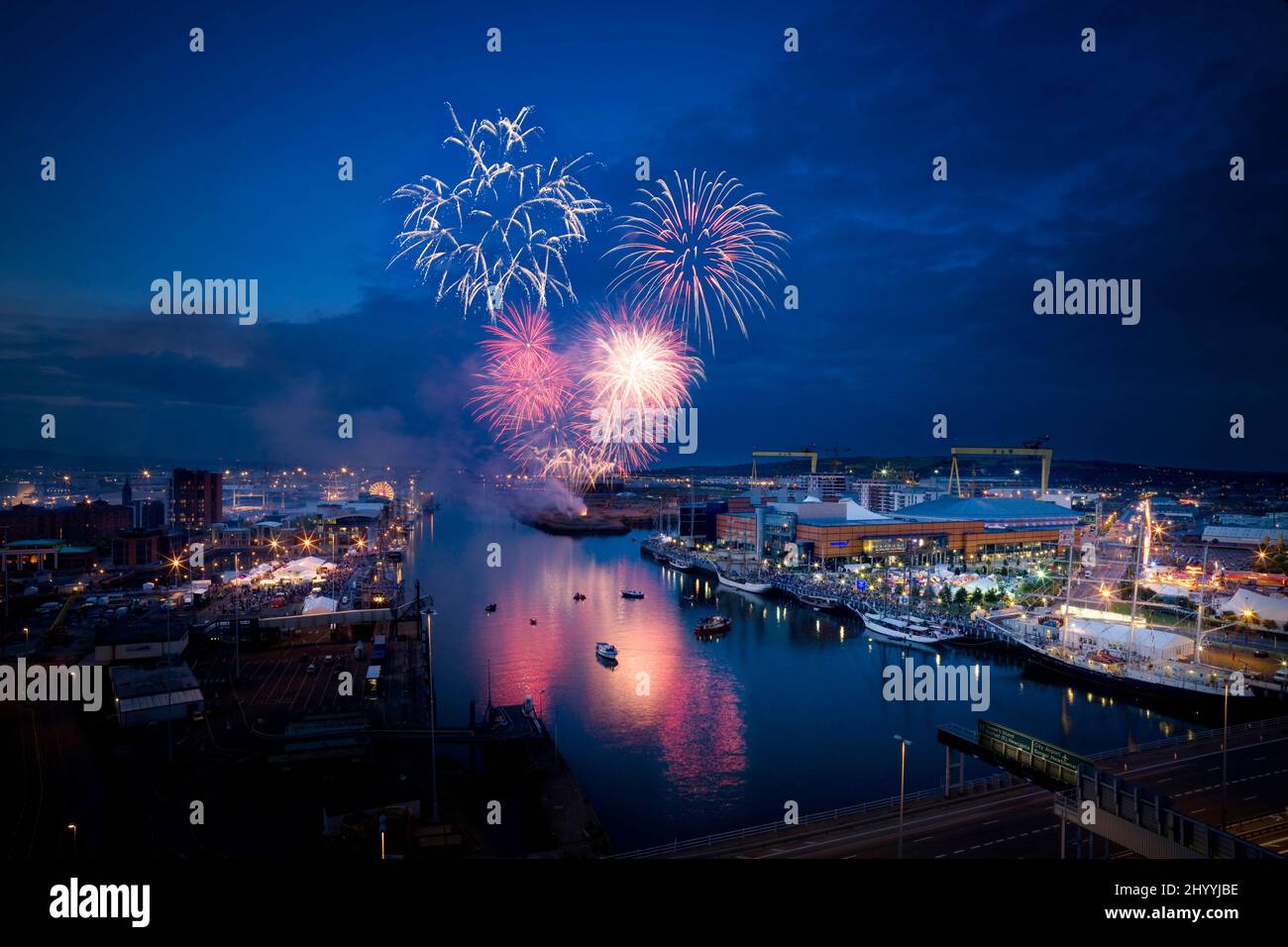 Feu d'artifice à Belfast Tall Ships, County Antrim, Irlande du Nord Banque D'Images