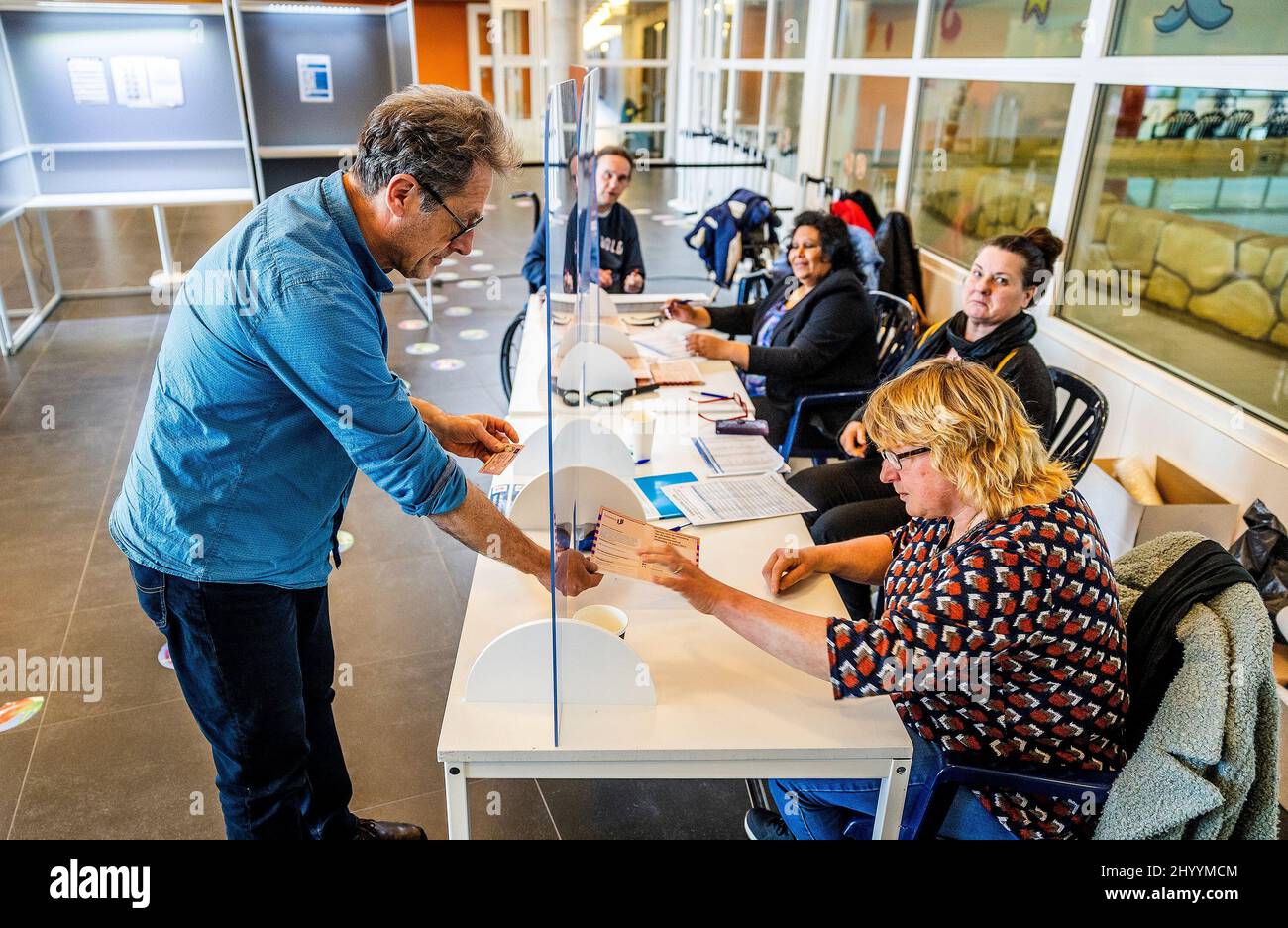 15-03-2022, Dordrecht - Mensen brengen hun STEM uit in de sportboulevard van Dordrecht tijdens de gemeenteraadsverkiezingen. Stemformulieren worden in de stembus gedaan in Dordrecht. Foto: ANP / Hollandse Hoogte / Jeffrey Groeneweg Banque D'Images