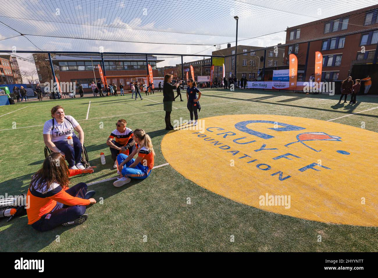 Sportkoepel NOC NSF en de gemeente Den Haag onthullen in de Haagse Schilderswijk een muurschildering met 10 Nederlandse sporthelden van de Olympiche en Paralymclische Spelen van Tokio en Beijing. Hiermee willen ze jongeren inspiraten het beste uit zichzelf te halen. Den Haag est en 2022 sporthoofdstad van Europa. Ook is er een programma voor kinderen, waaronder cliniques a rencontré TeamNL-porteurs. Banque D'Images