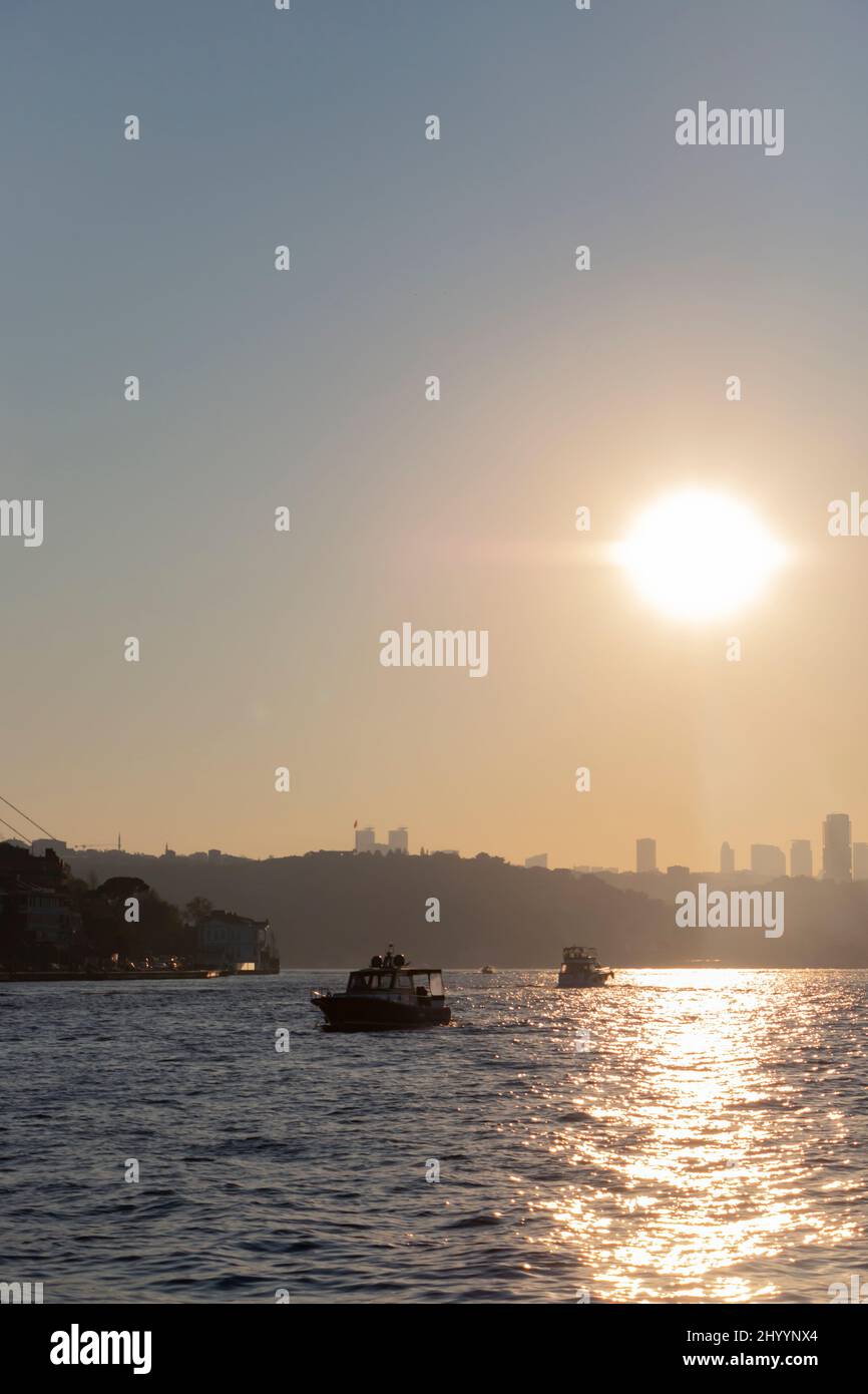 Photo panoramique du Bosphore d'Istanbul. Paysage d'Istanbul magnifique coucher de soleil avec nuages Mosquée Ortakoy, Pont du Bosphore. Banque D'Images