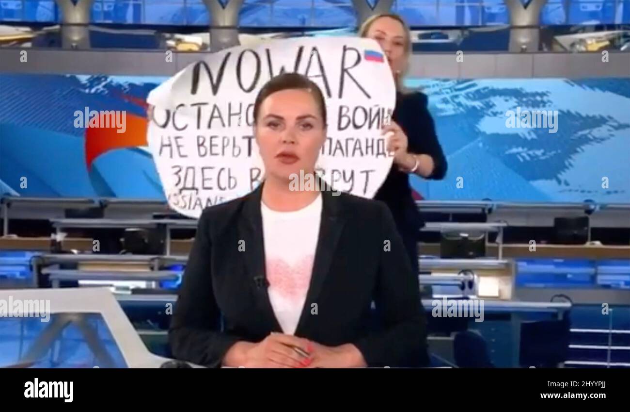 MARINA OCSYANNIKOVA, rédactrice en chef de la chaîne de télévision russe Channel One, proteste contre la guerre en Ukraine lors d'un programme d'information dans la soirée du 14 mars 2022. Il se vlit 'pas de guerre. Arrêtez la guerre, ne croyez pas la propagande. Ils vous mentent ici, les Russes contre la guerre' Banque D'Images
