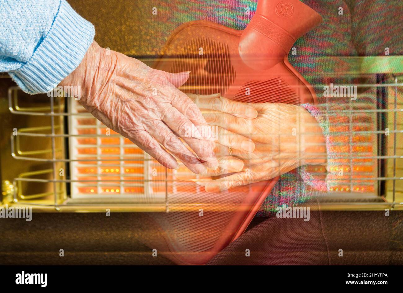 Image composite d'une femme de quatre-vingt-dix ans réchauffant la main près du gaz et tenant une bouteille d'eau chaude. Hausse de l'énergie, prix du gaz, crise du coût de la vie... Banque D'Images