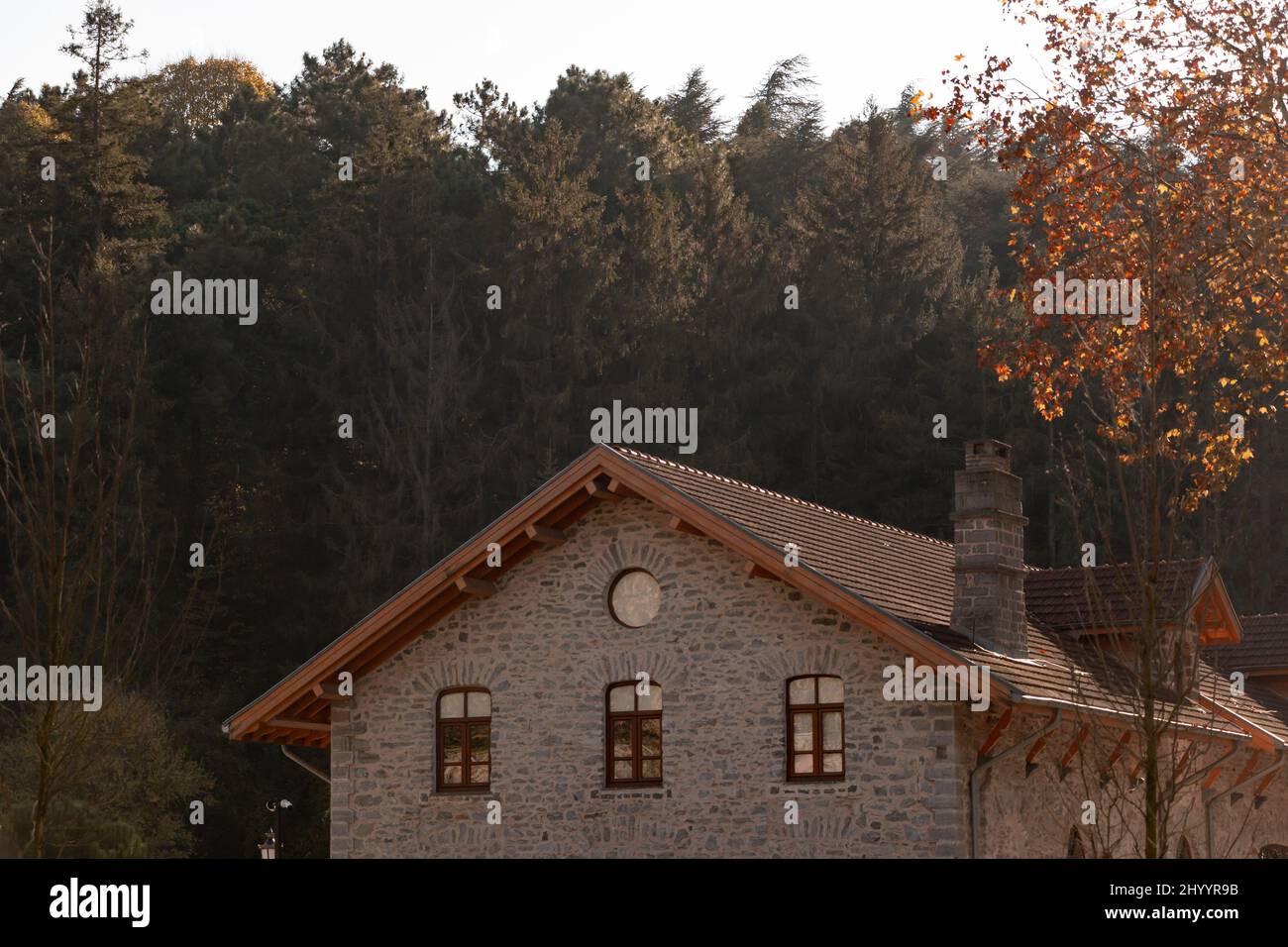 Une très belle maison immense. Toit triangulaire. Maison en pierre en automne. Couleurs douces et orange. Banque D'Images