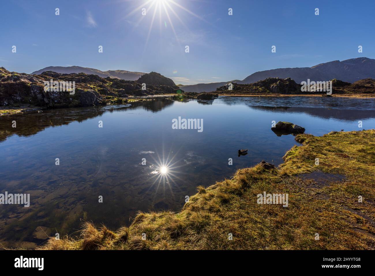 L'innominate Tarn sur les piles de foin tomba dans les coquillages de Buttermere, Lake District, Angleterre Banque D'Images