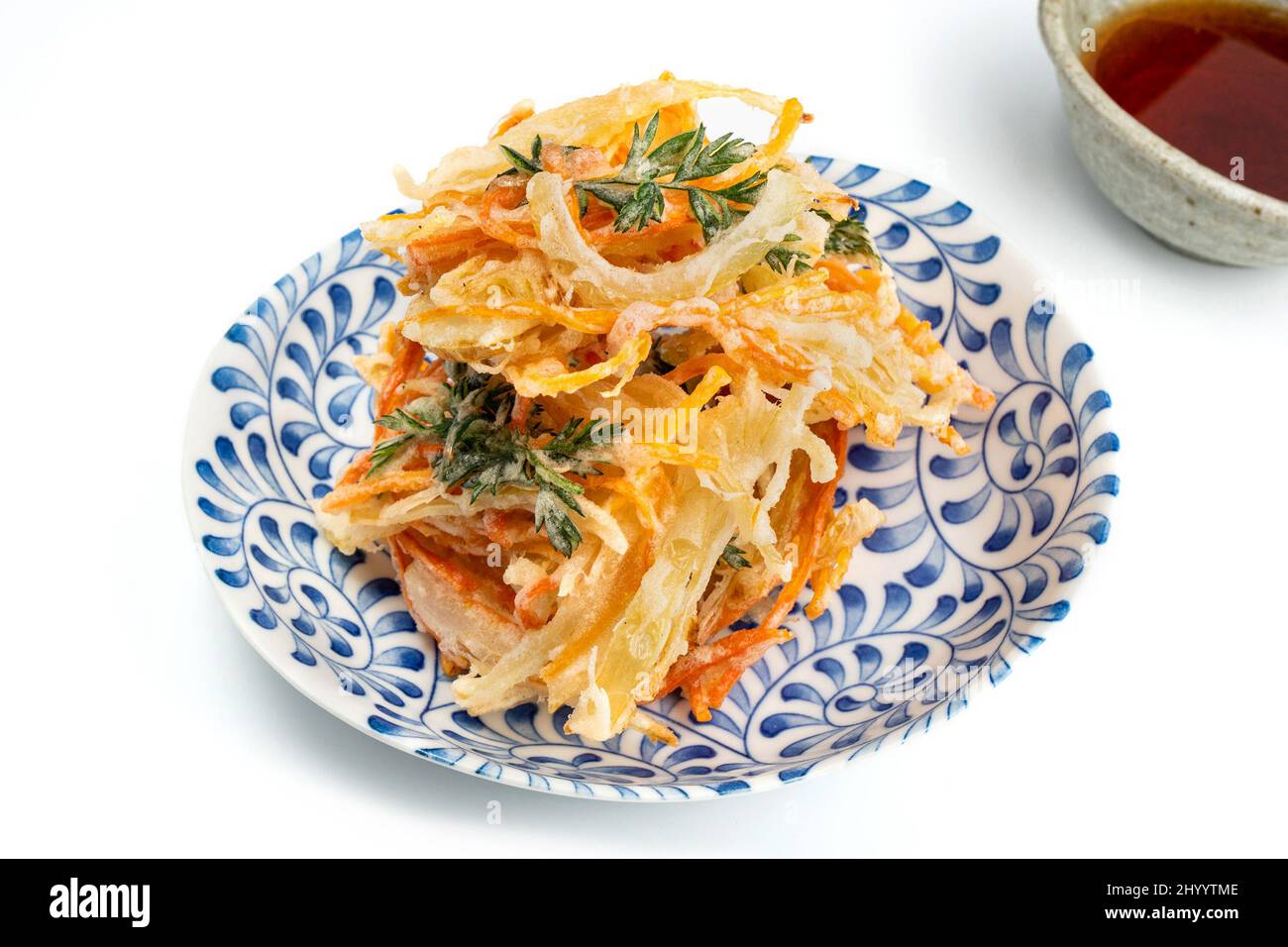 Tempura légumes frits, un plat japonais populaire, isolés sur blanc. Banque D'Images