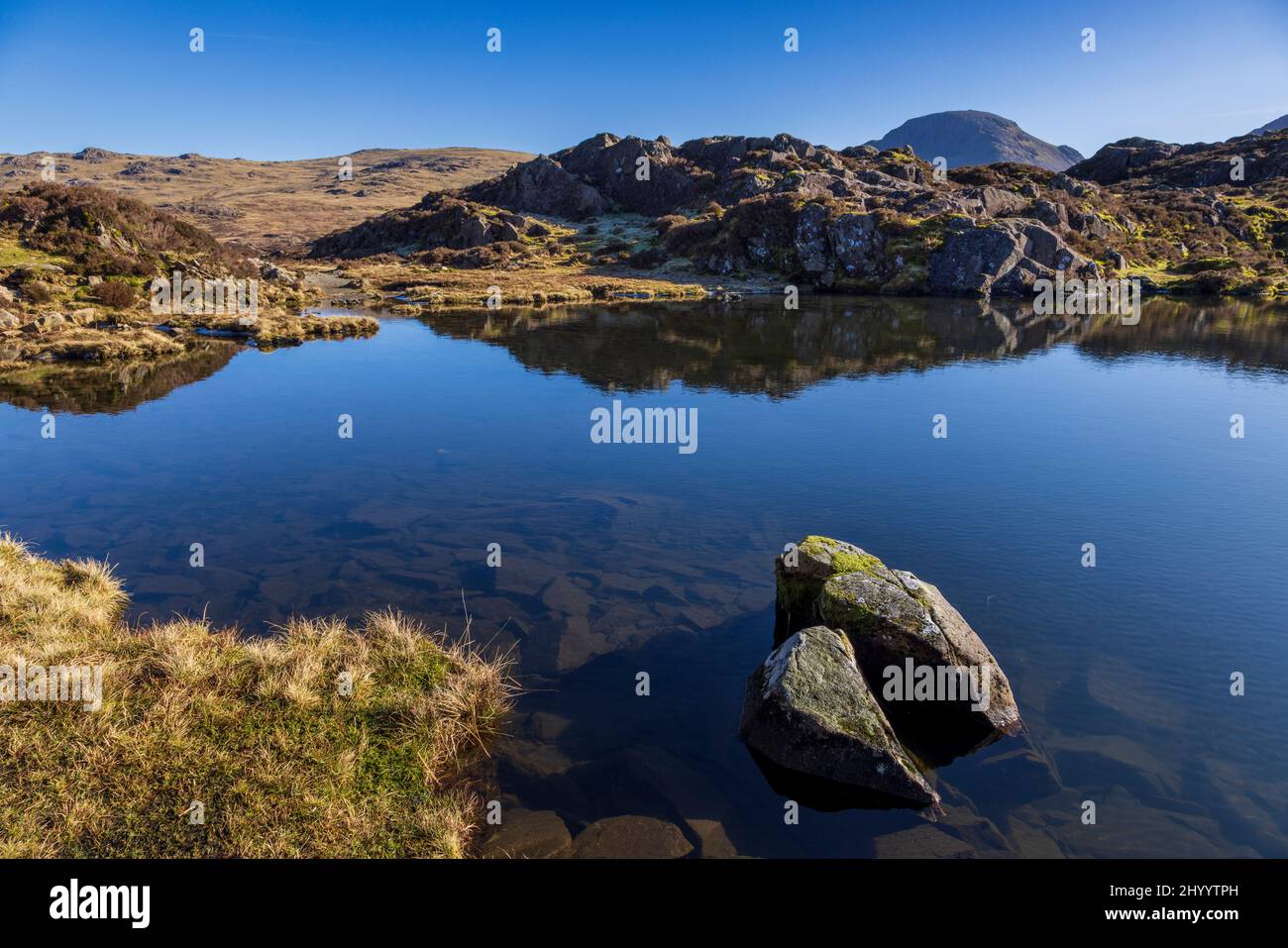 L'innominate Tarn sur les piles de foin tomba dans les coquillages de Buttermere, Lake District, Angleterre Banque D'Images